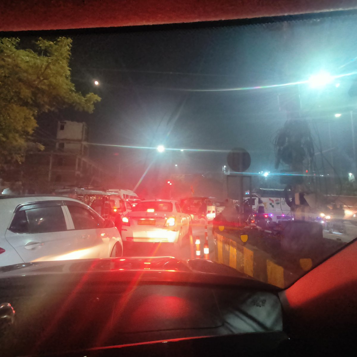 kumar_sekhar's tweet photo. @noidatraffic since the last one our sec 63 road noida is fully jammed. No traffic police available. @Uppolice https://t.co/cQ9AiNUkh5