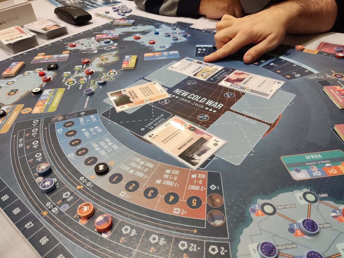 DavAlvGar's tweet photo. Empiezan las #Bellotacon24
Primera partida al @newcoldwar89 
Buen juego, mecánicas sencillas, eventos históricos que le dan cromo.
Una excelente opción para jugar a 4 https://t.co/sGejri1bza
