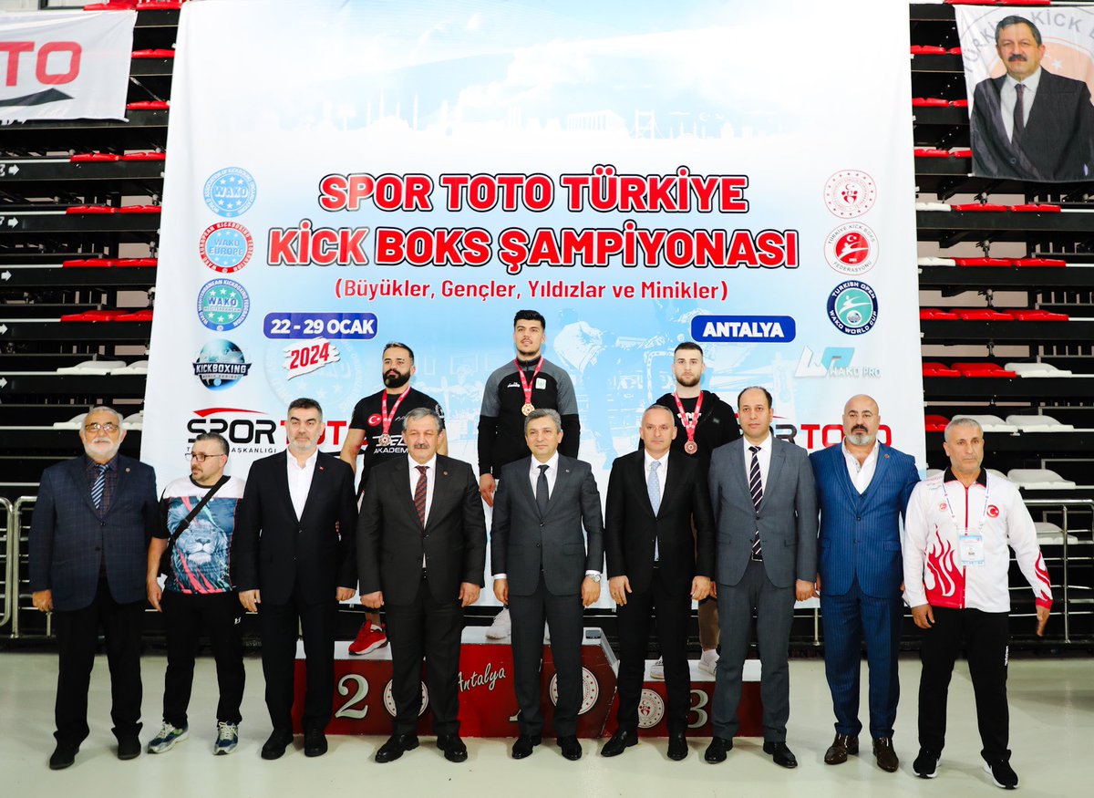 Kıymetli sporcularımızı, milli takıma seçme ve ülkemizi uluslararası alanda temsil etme fırsatı sunan,"Spor Toto Türkiye Kick Boks Şampiyonası devam ediyor. 

Şampiyonada başarılı olan sporcularımıza ödüllerini Valimiz Hulusi Şahin takdim etti. Sporcularımızı tebrik ederiz.