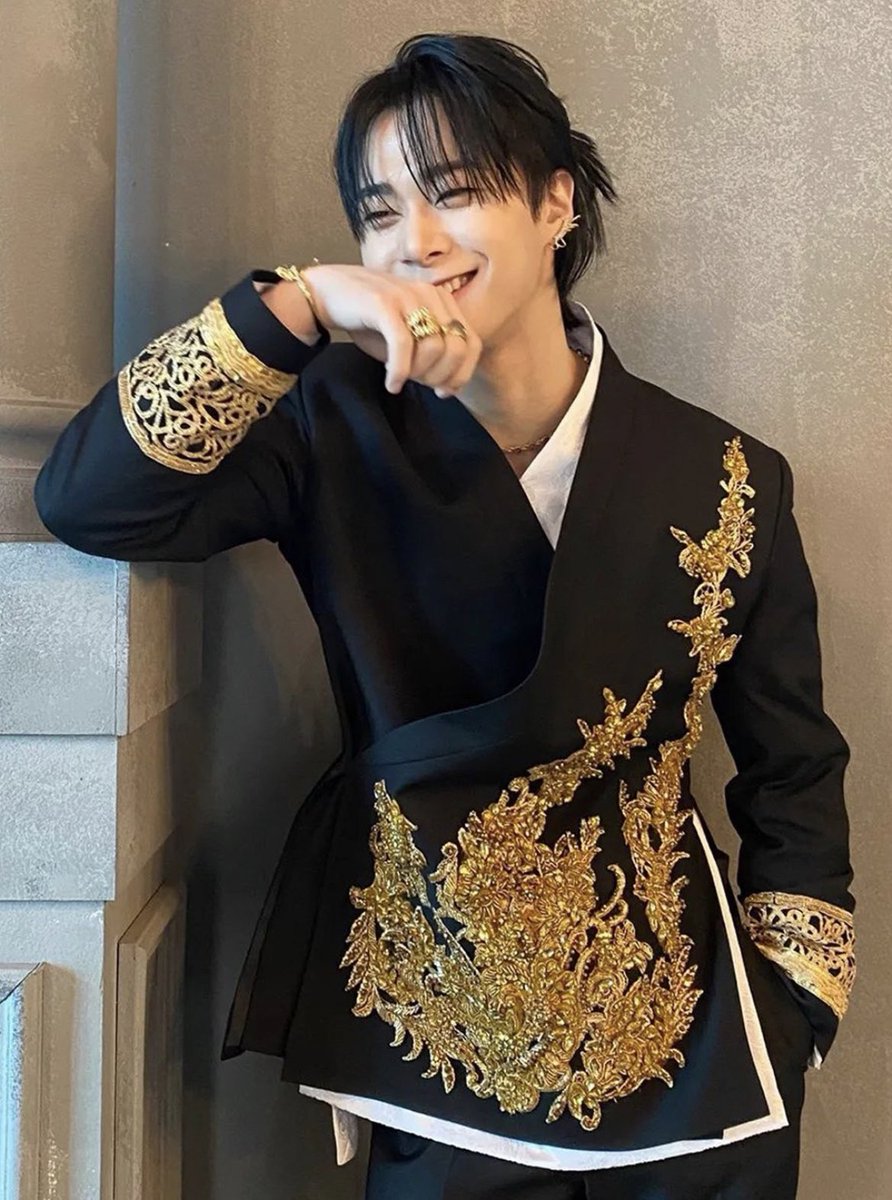 AstroDsk22's tweet photo. ビニお誕生日おめでとう🎂
あなたに届くように
笑顔でお月様🌙見るからね💜
#영원한_나의달_문빈_생일축하해
@offclASTRO https://t.co/bxmOVb0dMR