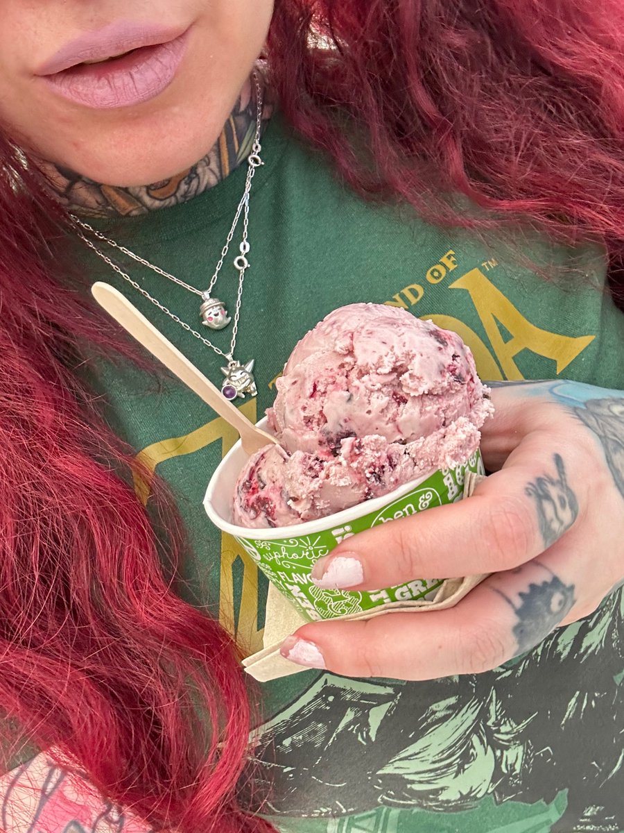 evicoldyqueen's tweet photo. No puedo ser la unica que eche de menos las tarrinas de #cherrygarcia Del @benjerryfr 🥹 poderlas disfrutar en Xanadu me hace feliz pero me gustaria poderlas comprar🙃 https://t.co/znQ00fGpqa