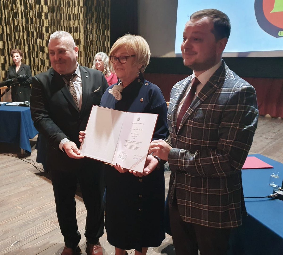 TKH_Teresa's tweet photo. 🏘️ Uroczysta sesja Rady Miejskiej w #Bircza zwołana z okazji odzyskania praw miejskich. 
Dzień, który otwiera nowy rozdział w życiu mieszkańców miasta. 
➡️ Miasto Bircza, po niemal 90 latach, powróciło na mapę Polski! 
Gratuluję i życzę wszelkiej pomyślności! 🌟 https://t.co/uev6RzlqBE