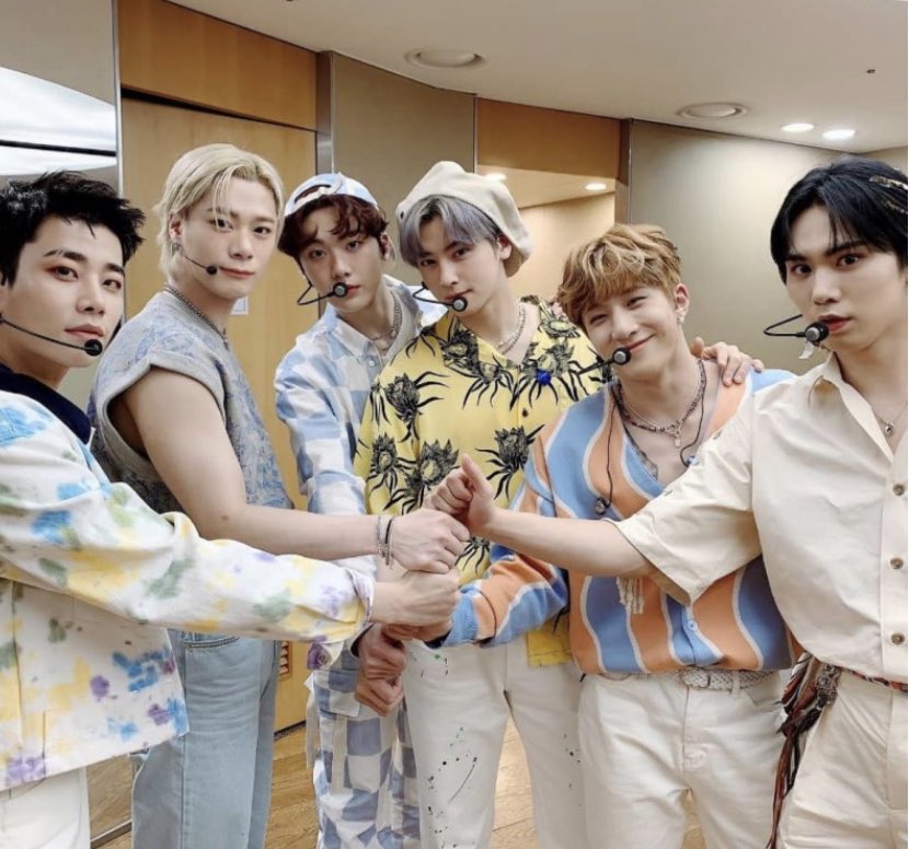 AstroDsk33's tweet photo. ビニお誕生日おめでとう🎁
いつも一緒だから🥰
#영원한_나의달_문빈_생일축하해
@offclASTRO https://t.co/YQVElMIeYu