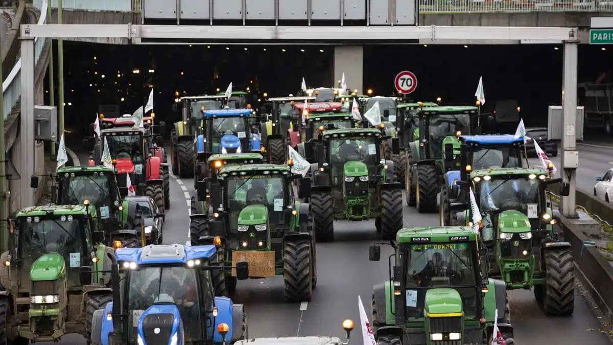 f_philippot's tweet image. Annonce à l’instant du « lancement du blocus de Paris » ce vendredi par les #AgriculteursEnColère !
(cf : francebleu.fr/infos/agricult…)

Rappelons que selon un rapport de l’ADEME, Paris n’a que 3 jours d’autonomie alimentaire !

➡️ Bloquer les axes autour de #Rungis et #Paris, c’est…
