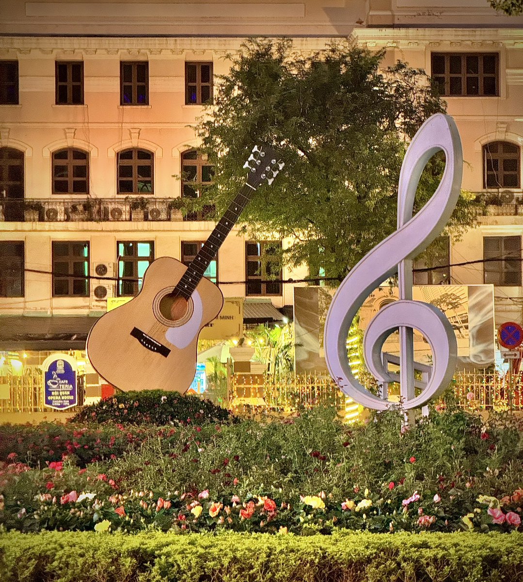 pinituchi's tweet photo. Paseando por el entro de Saigón me encontré en una plaza esta guitarra y me recordó la de @cokiramirez que regalo a @CentroACERCAR ❤️ https://t.co/5suwQulVNO