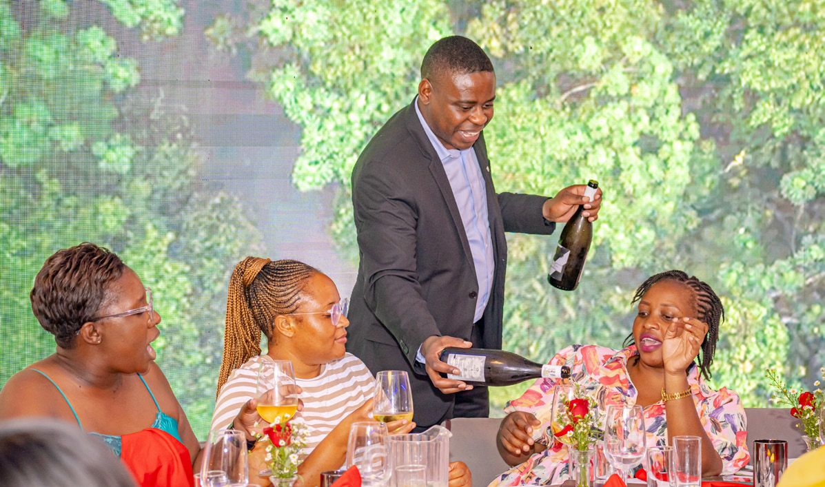 RefinedMagZim's tweet photo. Passionate  About Wine. Top Zimbabwean Sommelier Tawanda Marume is passionate about wine and people, particularly training and development.
Read more in our latest publication here:
https://t.co/ro76X8Rvj1 
@Chef_Tkay @FaffieManhuhwa @hatiperi_wacho @magic_wacho https://t.co/nXdtIc8BZt