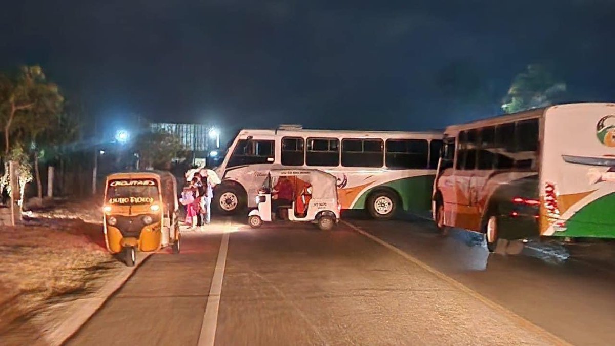 Parola89's tweet photo. Un grupo de transportistas de Autotransportes Istmeños, bloquean la carretera transístmica a la altura del Canal 33 en Juchitán de Zaragoza.
Los manifestantes informaron que su movilización, es derivado a la retención de 10 unidades y choferes de esa empresa, quienes fueron detenidos en el estado de Veracruz.
Indicaron que estas personas fueron contratados por el gobierno del estado, para trasladar a los migrantes por Veracruz, sin embargo al llegar al estado vecino fueron detenidos.
Se sabe que en total fueron 20 autobuses detenidos, 10 de ellos, si regresaron a Oaxaca, pero los otros 10 fueron detenidos en el estado vecino, derivado a que los migrantes no quisieron regresar.
#Oaxaca @SEGO_Oax @jesusromerooax #FelizJuevesATodos #Almomento @LagarrapataS22