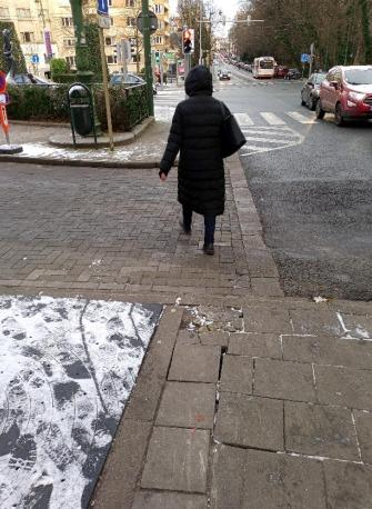 dimitristrobbe's tweet image. Pedestrian magically turned into a #bollard... 😅 
@WorldBollard