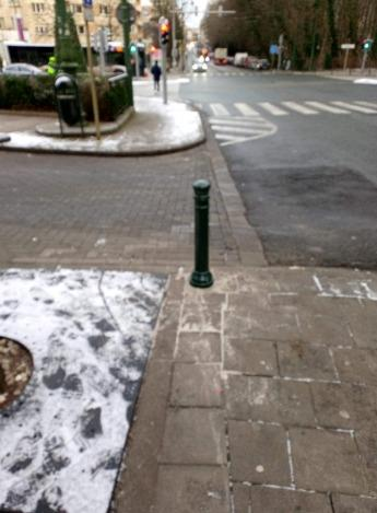 dimitristrobbe's tweet image. Pedestrian magically turned into a #bollard... 😅 
@WorldBollard