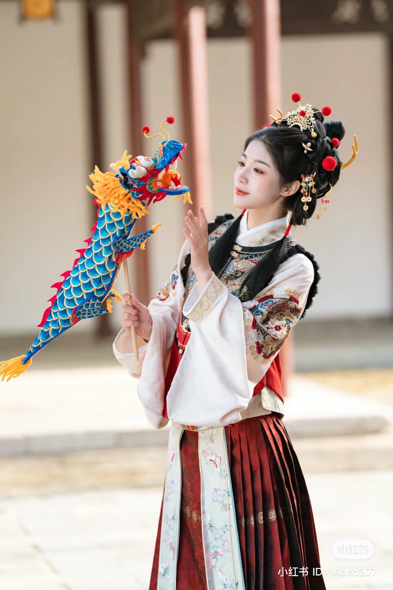 The Spring Festival is approaching! It's time to pick out a #Hanfu to celebrate the Year of the Loong! Blogger Laoqudenanshu shared her new look for the #Chinese New Year, wearing a #red #bijia and #mamianqun with a #lamp in her hand in the shape of a Loong (Chinese dragon).