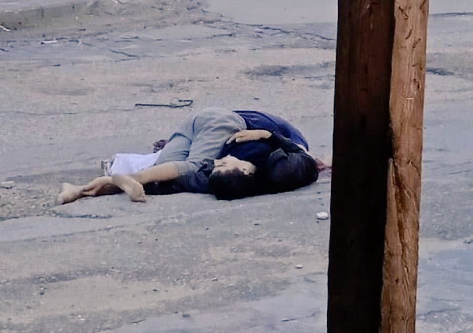اخ واخيه ذهبوا لأخذ المساعدات

الأخ حاول انقاذ أخيه فقام المختل بقـىـلهم "أطفال يا اللـه"

لحظات فارقة في غزة ، المختل يطغوا فوق الطغيان ويجرم فوق الاجرام، هذه المشاهد لا يمكن المرور عنها .. 
المختل يفتك بالجميع .