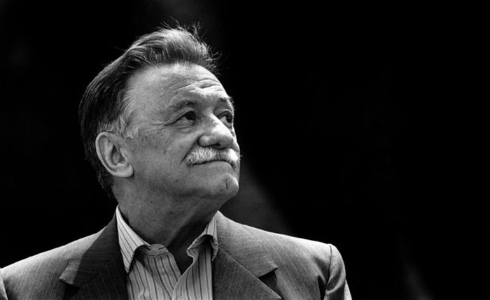 "Yo aquí con ganas de encerrarte en mi inestable universo y tú allá afuera formando galaxias con tan sólo sonreír".

Genio, Mario Benedetti.