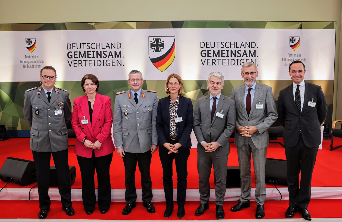 OFK_Bundeswehr's tweet photo. "Die Verteidigung 🇩🇪 ist eine gesamtstaatliche, wenn nicht sogar gesamtgesellschaftliche Aufgabe",  so der Befehlshaber #TFK, Generalleutnant André Bodemann auf dem Symposium #DeutschlandGemeinsamVerteidigen in Berlin. "Wir müssen uns viel mehr vernetzen und austauschen." https://t.co/aVjqVPNUL1