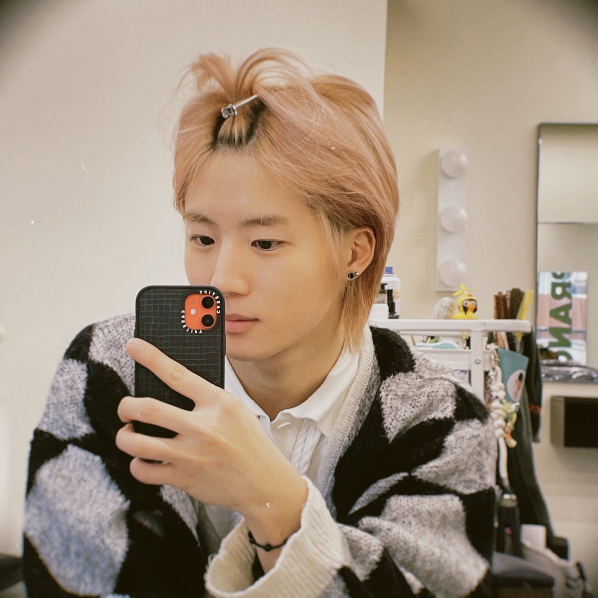 JUSTB_twt's tweet photo. [#건우] 🙌🩷🖤

#JUSTB #저스트비 #GEONU https://t.co/tZpczn645z