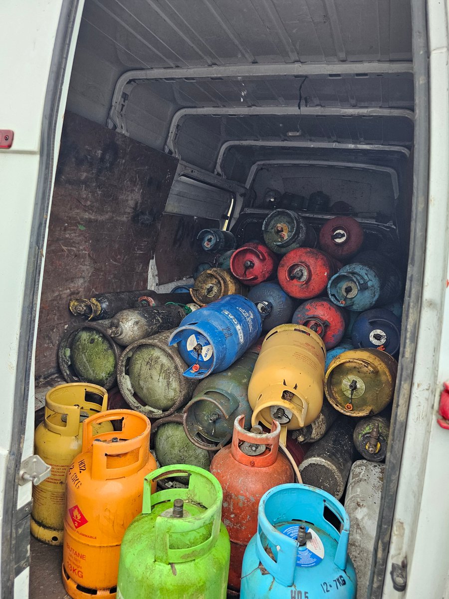 This van stopped on the A40, carrying dozens of class 2 dangerous goods cylinders insecure and with zero compliance with ADR dangerous goods law.

Van prohibited and driver prosecuted. 

In a collision,  the consequences could have been catastrophic. 
#CommercialVehicle #ADR #CDG