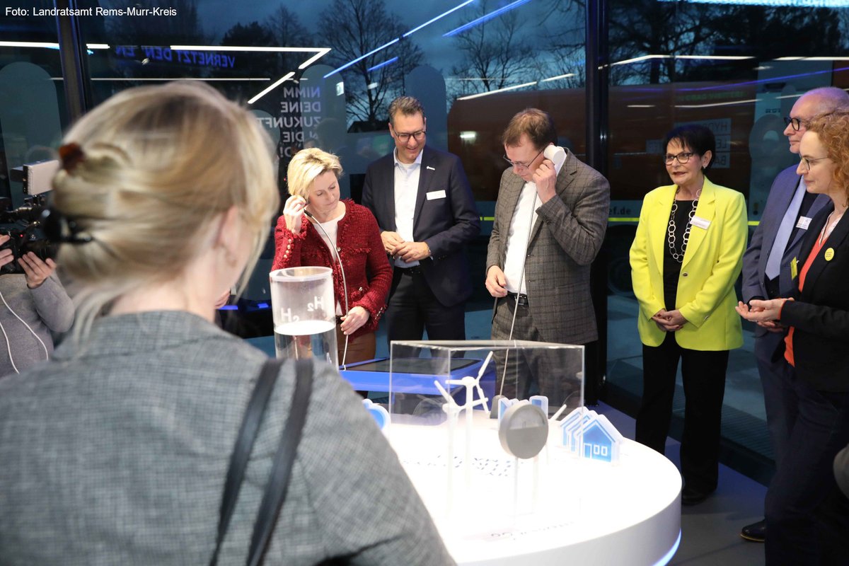 KM_BW's tweet photo. Zukunftstechnologien hautnah kennenlernen: Staatssekretär @volkerschebesta hat mit Wirtschaftsministerin Hoffmeister-Kraut das neue #HyLab an der Gewerblichen #Schule #Backnang eröffnet. Kinder &amp; Jugendliche können das Thema #Wasserstoff hier interaktiv erleben. #edubw @WM_BW https://t.co/WBNL1sIy3K
