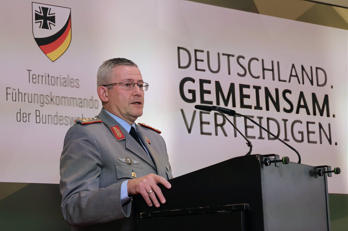 OFK_Bundeswehr's tweet photo. "Die Verteidigung 🇩🇪 ist eine gesamtstaatliche, wenn nicht sogar gesamtgesellschaftliche Aufgabe",  so der Befehlshaber #TFK, Generalleutnant André Bodemann auf dem Symposium #DeutschlandGemeinsamVerteidigen in Berlin. "Wir müssen uns viel mehr vernetzen und austauschen." https://t.co/aVjqVPNUL1