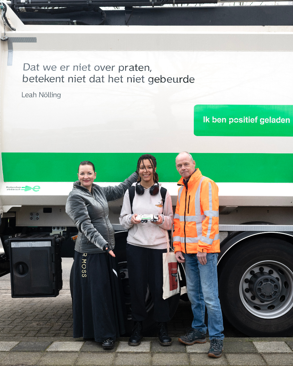 Dat we er niet over praten, betekent niet dat het niet gebeurde. 

Dit gedicht schreef de 13-jarige Leah Nölling en kun je vanaf vandaag lezen op één van onze vuilniswagens die onze stad schoonhouden. 

rotterdam.nl/winnend-gedich… 

#NationaleGedichtendag #WeekVanDePoezie <a href="/poetry_nl/">Poetry International</a>