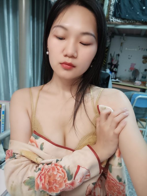 反差母狗招牌动作 https://t.co/5lCXgT7FLn