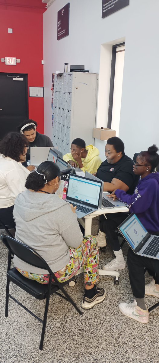 A big shout out to Ms. Williams for her awesome support in guiding our students through their daily schoolwork! 👏 💻 📍Florida City campus #mlmpipa #tta #privateschool #education #learningtogether #dailycampusphoto #teamwork #EducationMatters