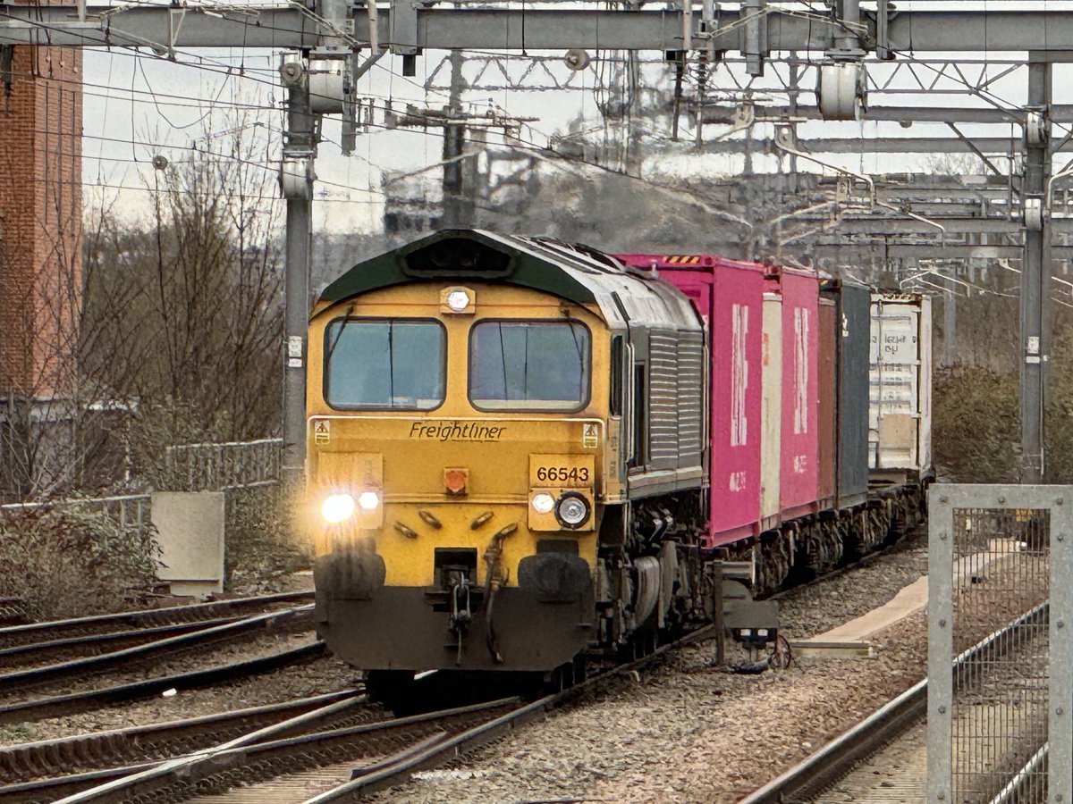 Percypotter49's tweet image. 4O35 0952 Lawley Street F.L.T. to Southampton M.C.T. #class66 543 #class802 104 @ Reading