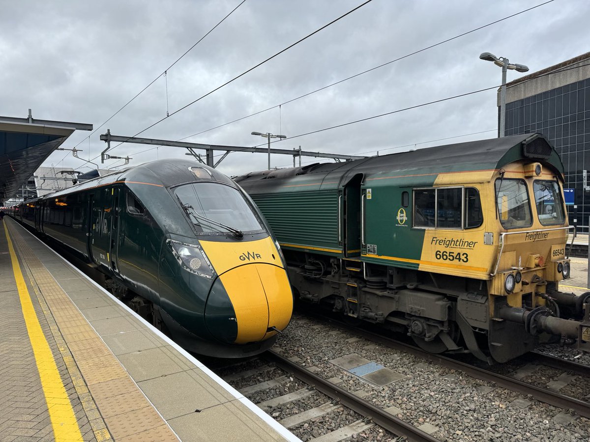 Percypotter49's tweet image. 4O35 0952 Lawley Street F.L.T. to Southampton M.C.T. #class66 543 #class802 104 @ Reading