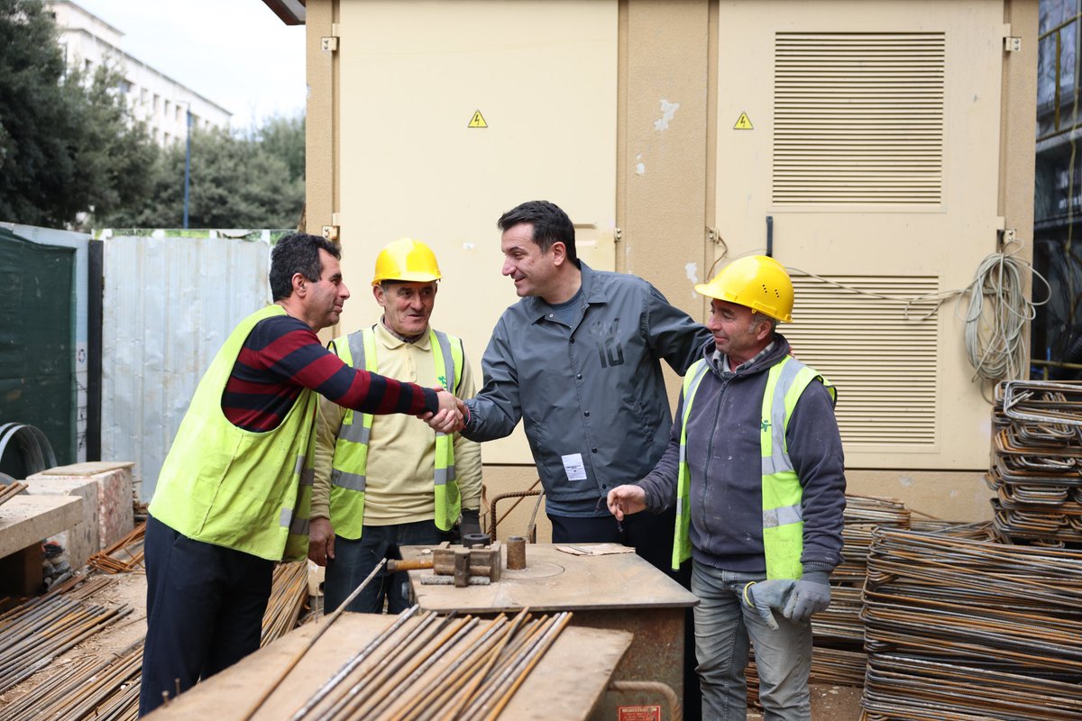 erionveliaj's tweet photo. Shumë shpejt i rikthejmë qytetarëve 👨‍👩‍👧‍👦 një godinë ikonike të Tiranës, si 7️⃣-Katëshi te 📍 Bulevardi “Zogu I”, e cila për vite me radhë zihej nga partitë e vogla për zyra. 

Ajo po rivjen sipas projektit të të madhit Maks Velo, në një ndërtesë shërbimesh 🏢 për Njësinë 9 dhe Bashkinë e Tiranës. 🥰