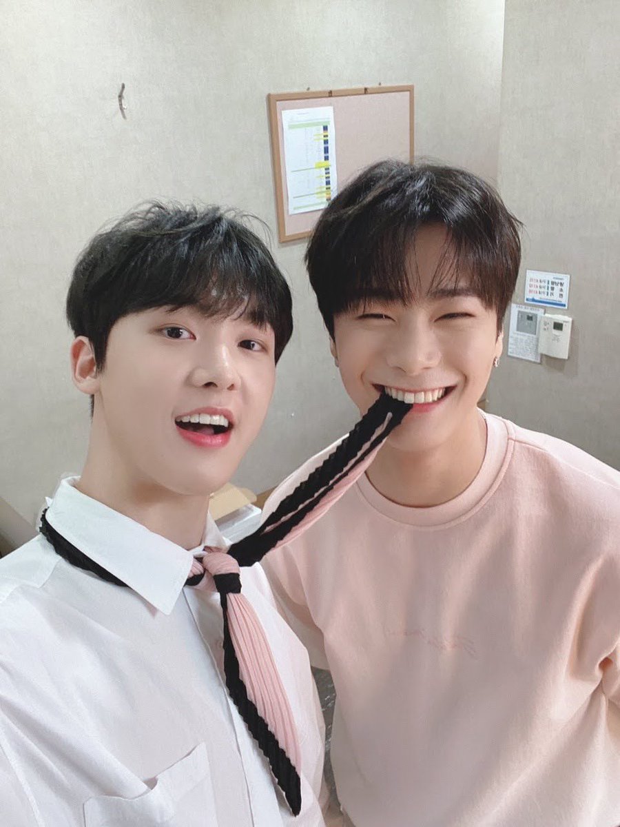 _kyaooooojin's tweet photo. 소중한 우리 빈이 💝

 #영원한_나의달_문빈_생일축하해 https://t.co/Zr82SnHVOp