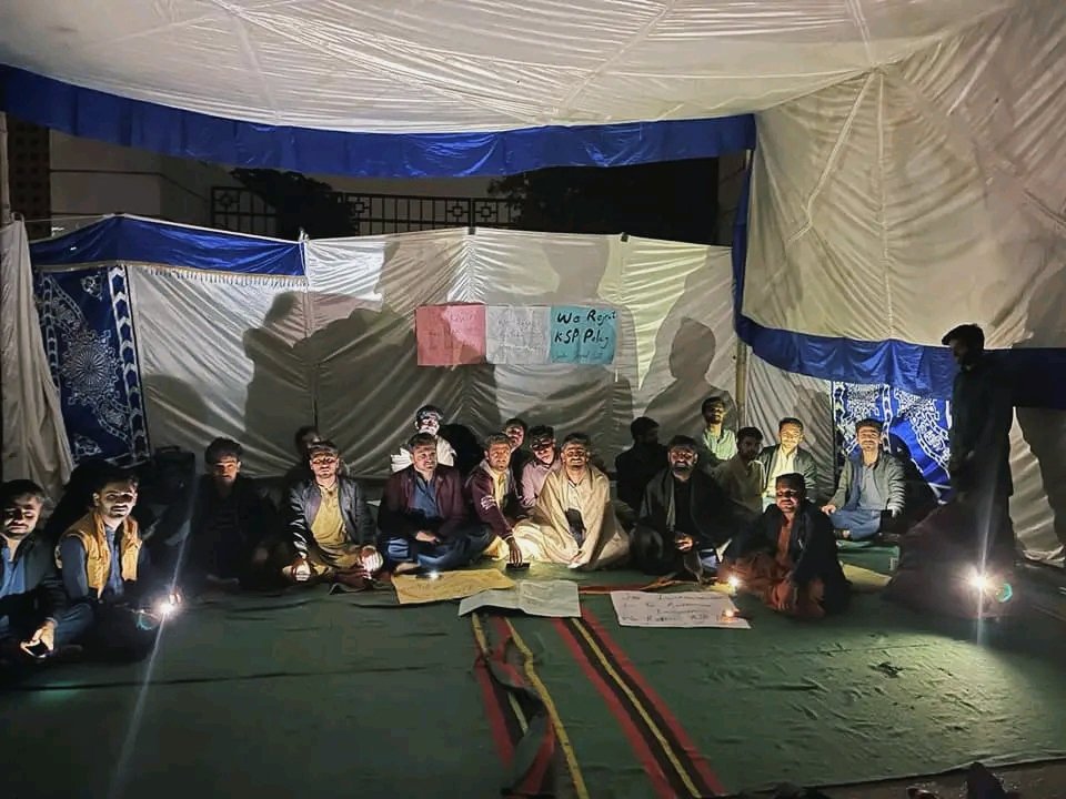 Wajahat_Sindhi's tweet photo. جامعہ کراچی، انتظامیہ کی جانب سے فیسوں میں بے تحاشہ اضافے، داخلہ پالیسی کی وجہ سے سندھ کے طلبہ کی اعلیٰ تعلیم تک رسائی میں رکاوٹ اور چاکنگ (شاہ لطیف کے بیت) مسمار کرنے کے اقدام کے خلاف سندھی شاگرد ستھ کی جانب سے یونیورسٹی کے سامنے بوکھ ہڑتال جاری...

#ShameOnKUAdministration https://t.co/PkTU8Yat1b
