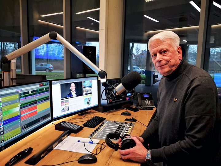 Luister je ook weer naar #albrandswaardlokaal #ALokaal bij <a href="/RTVAlbr/">RTV Albrandswaard</a>? Tussen 17 en 18 uur heb ik de nieuwtjes; weer; verkeer en veel muziek. 107.1 FM in de regio; 99.0/tv-kanaal 12 <a href="/Caiway/">Caiway</a>; 1014/tv-kanaal 1314 <a href="/KPN/">KPN</a>; wereldwijd via o.a. <a href="/tunein/">TuneIn</a>; livestream RTVAlbrandswaard.nl