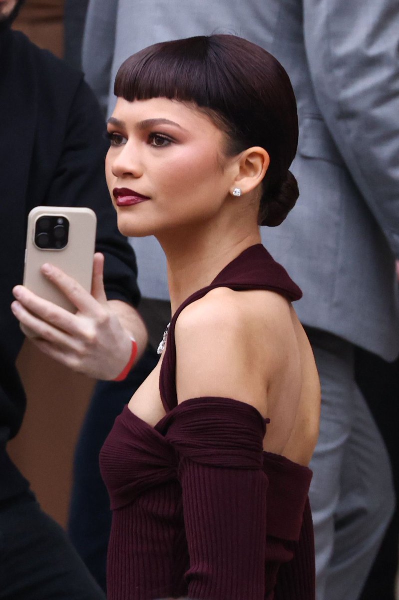postszendaya's tweet image. zendaya is such a princess