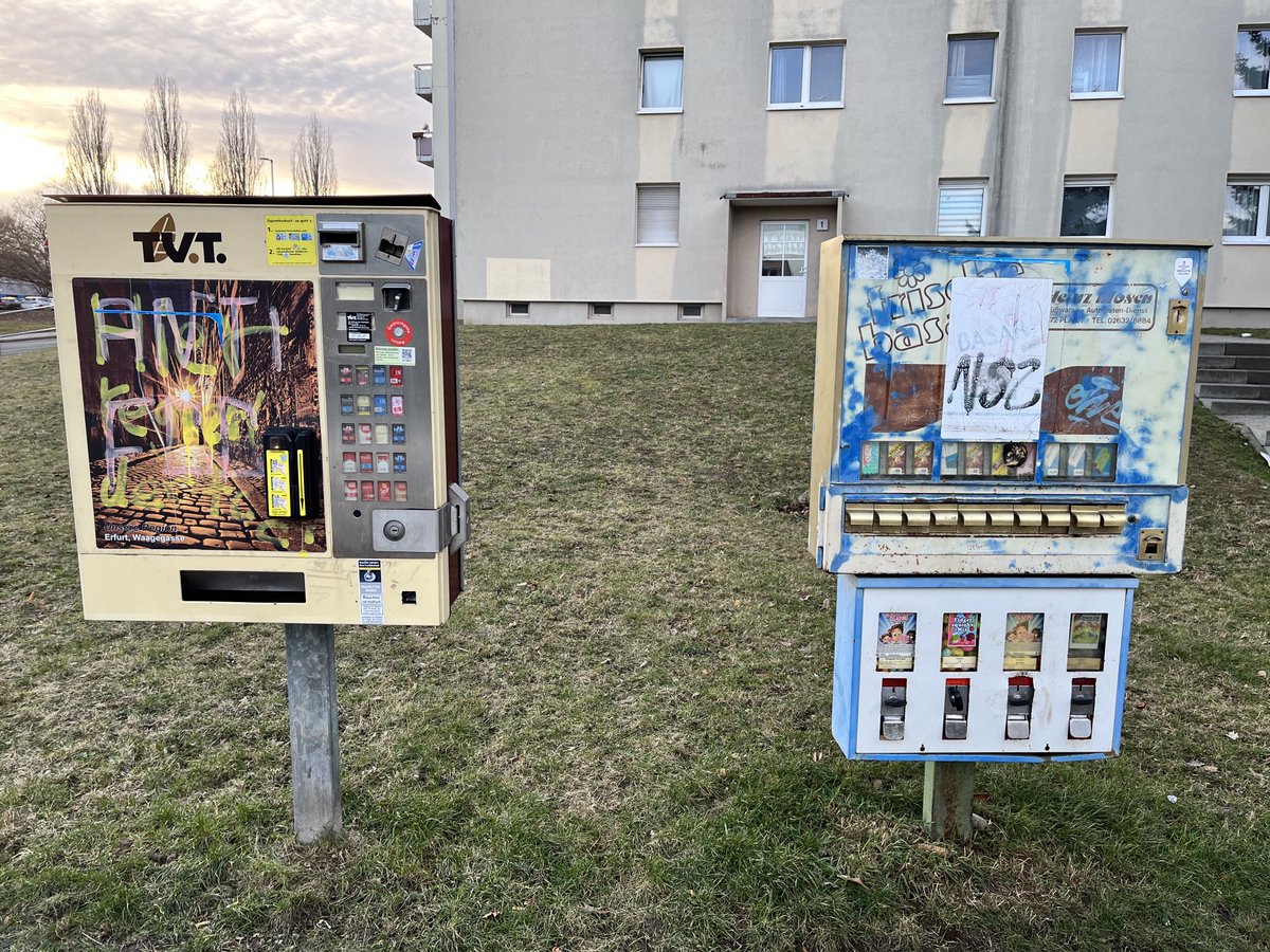 Erbseerzaehlt's tweet photo. Aber immer daran denken, dass Abstandsregeln bei Cannabis richtig wichtig für den Kinder- und Jugendschutz sind. 🤡 https://t.co/lxWxHTg8KQ