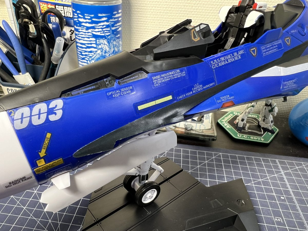 msy1800's tweet photo. 久しぶりのプラモデル🙋‍♂️
前に買って積んでいた
#機首コレクション
カーブのきつい 面にシールが定着しない🤔どうしたものか😓
#マクロス #プラモデル #VF-25 https://t.co/VeFHEwmxEh