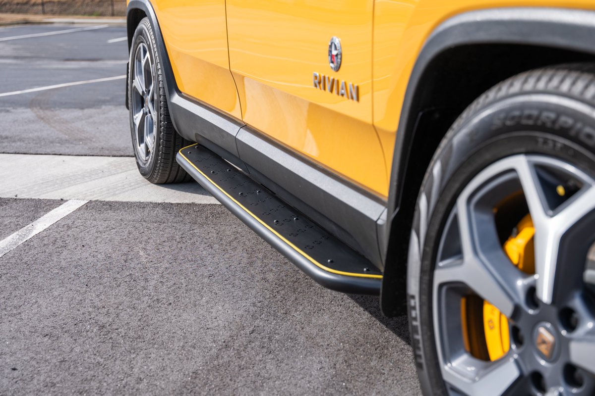 Team1ev's tweet photo. New RMaxx running boards from @evsportline for this R1S
#Rivian #rivianr1s #runningboards #evsportline #team1ev #rivianofficial #rivianstories #rivianmotors https://t.co/5KCqJNrEYG