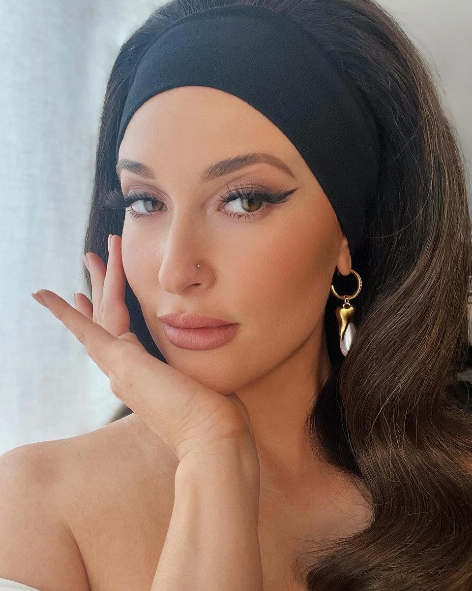 KaceyMusgraves's tweet photo. [ex] mob wife goes to fashion week https://t.co/SZx0oJiHcy