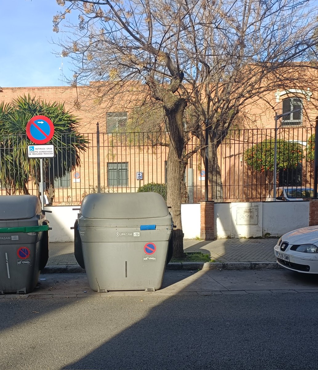 MAntoniaTenorio's tweet photo. @Ayto_Sevilla @transportesgob @discapacidadsevilla @PoliciaSevilla estaría bien que los bombos de la basura no ocuparan un sitio de aparcamiento para personas con discapacidad...

Calle Fray Isidoro de Sevilla https://t.co/7w4UNg0SSa