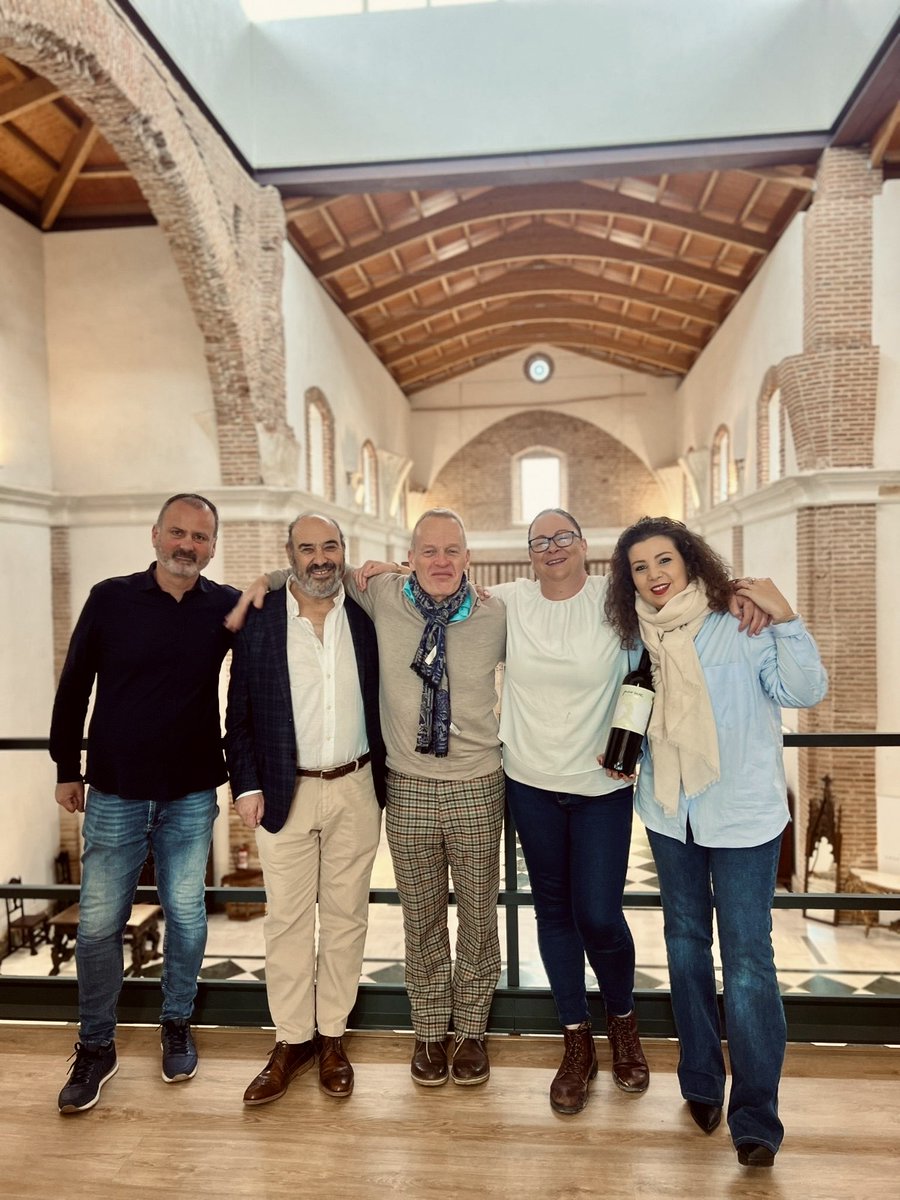 js_viticultor's tweet photo. Ayer tuvimos el placer de recibir en nuestra bodega a los periodista británicos @timatkin y @BethcWillard, para realizar varias catas verticales, donde pudimos comentar y saborear algunos de nuestros #vinos más icónicos como #JavierSanz #Verdejo, #Malcorta o #FincaSaltamontes. https://t.co/3c8hfdLIMK