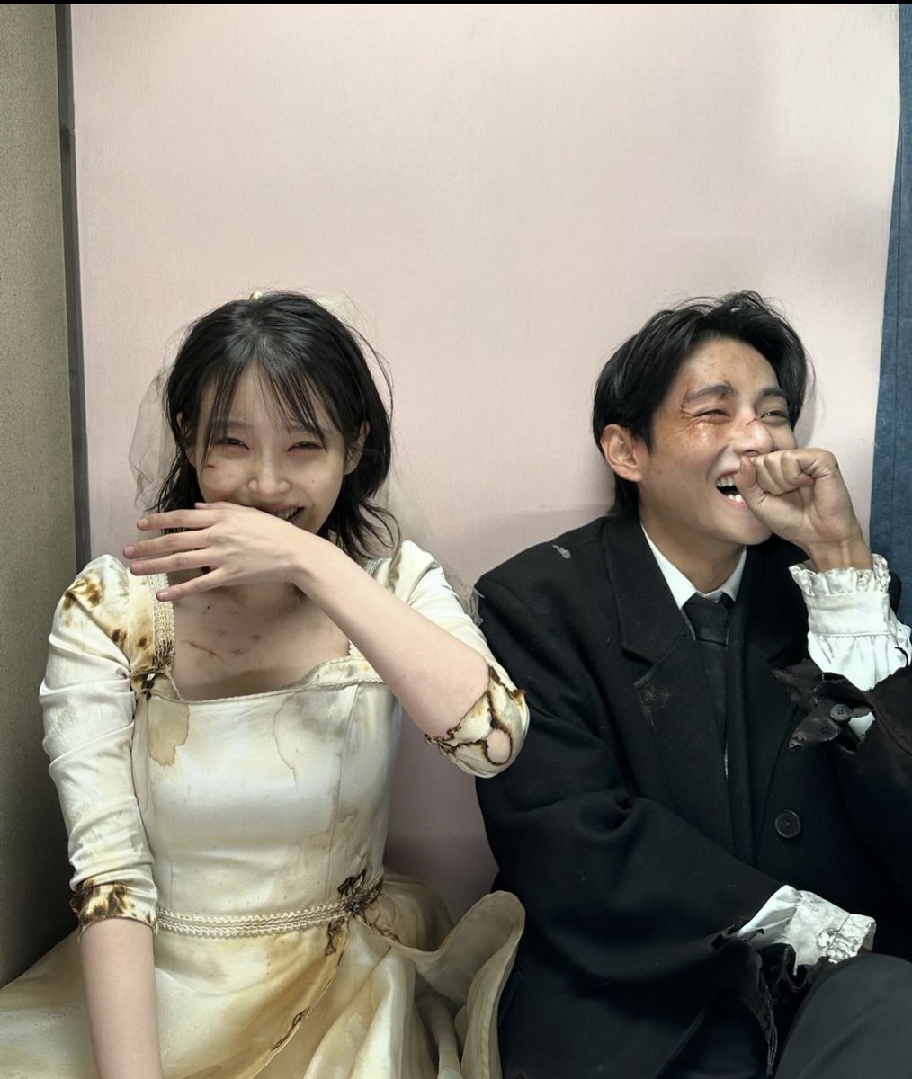 vminiecats's tweet photo. —Fotografías de IU &amp; #V en el detrás de escena del MV de "Love Wins All". 

#LoveWinsAIIMV #IUxV https://t.co/kGMniIPxtq