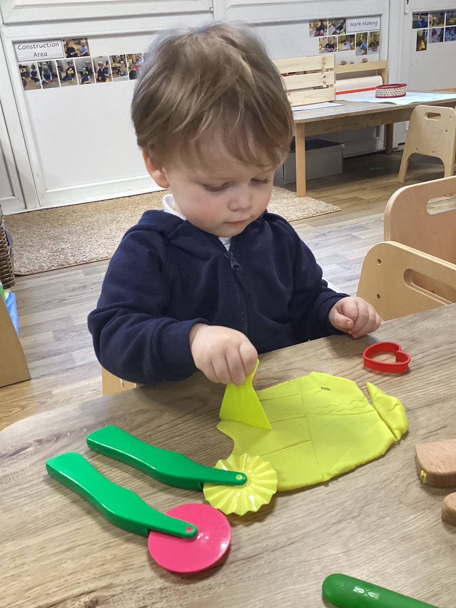 GarswoodNursery's tweet photo. Our 2 year olds are demonstrating impressive motor control, pinching, squeezing, tearing and moulding play dough as well as using tools to create a variety of effects. @GarswoodPrimary #EYFS #MotorControl #Playdough #EarlyLearning #PreWritingSkills #Concentration #2YearOlds https://t.co/d6Ok07GbP5