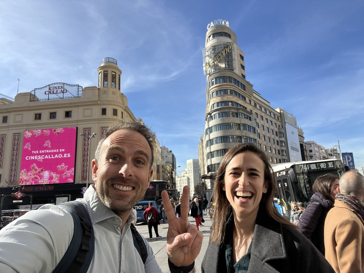 Volvemos a nosa terra, hoy con más motivación si cabe,  para seguir trabajando y aportando desde <a href="/FarmaCHUSLab/">FarmaCHUSLab</a> <a href="/FarmaCHUS/">FarmaCHUS</a> 

Gracias <a href="/UniversoFharma/">Universo_Fharma</a> por darnos espacio y reconocer a la unidad 

<a href="/cris_mondelo/">Cristina Mondelo</a> y compas de <a href="/FarmaCHUSLab/">FarmaCHUSLab</a>, 💪🏻‼️