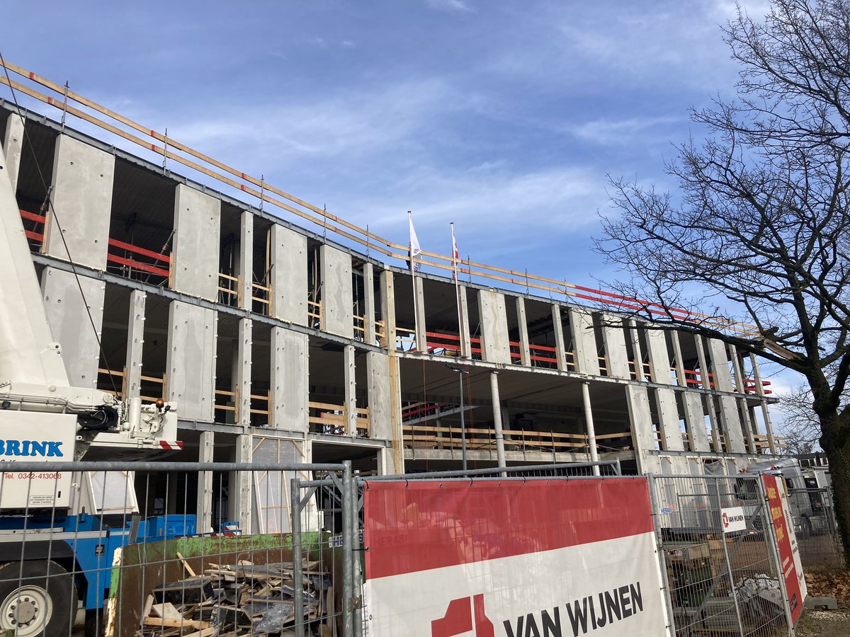 Vandaag hebben we in De Steeg het hoogste punt bereikt van de bouw van ons nieuwe gemeentehuis in <a href="/gemeenteRheden/">Gemeente Rheden</a>. Een mijlpaal in de voortgang van de bouw. Samen met <a href="/VanWijnenGroep/">Van Wijnen</a> onze vlaggen gehesen om dit te vieren.