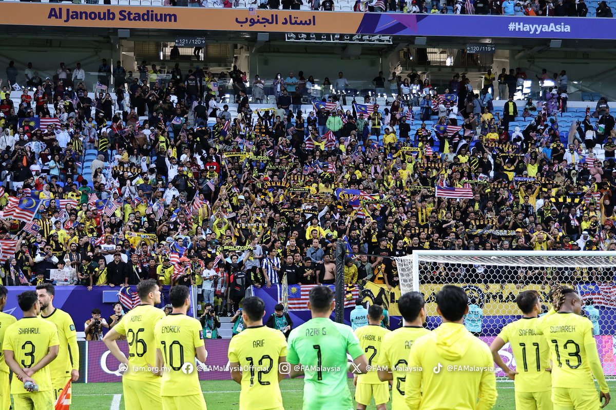 FAM_Malaysia's tweet photo. 🖤💛 Terima kasih kepada para penyokong Harimau Malaya yang hadir memberikan sokongan kepada skuad Harimau Malaya pada perlawanan ketiga Kumpulan E, Piala Asia 2023 menentang Republik Korea di Stadium Al Janoub, Qatar, petang tadi.

#FAM #HarimauMalaya #AsianCup2023 https://t.co/3eSQrgleOY