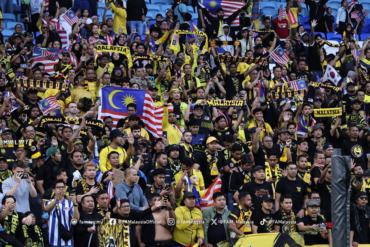 FAM_Malaysia's tweet photo. 🖤💛 Terima kasih kepada para penyokong Harimau Malaya yang hadir memberikan sokongan kepada skuad Harimau Malaya pada perlawanan ketiga Kumpulan E, Piala Asia 2023 menentang Republik Korea di Stadium Al Janoub, Qatar, petang tadi.

#FAM #HarimauMalaya #AsianCup2023 https://t.co/3eSQrgleOY