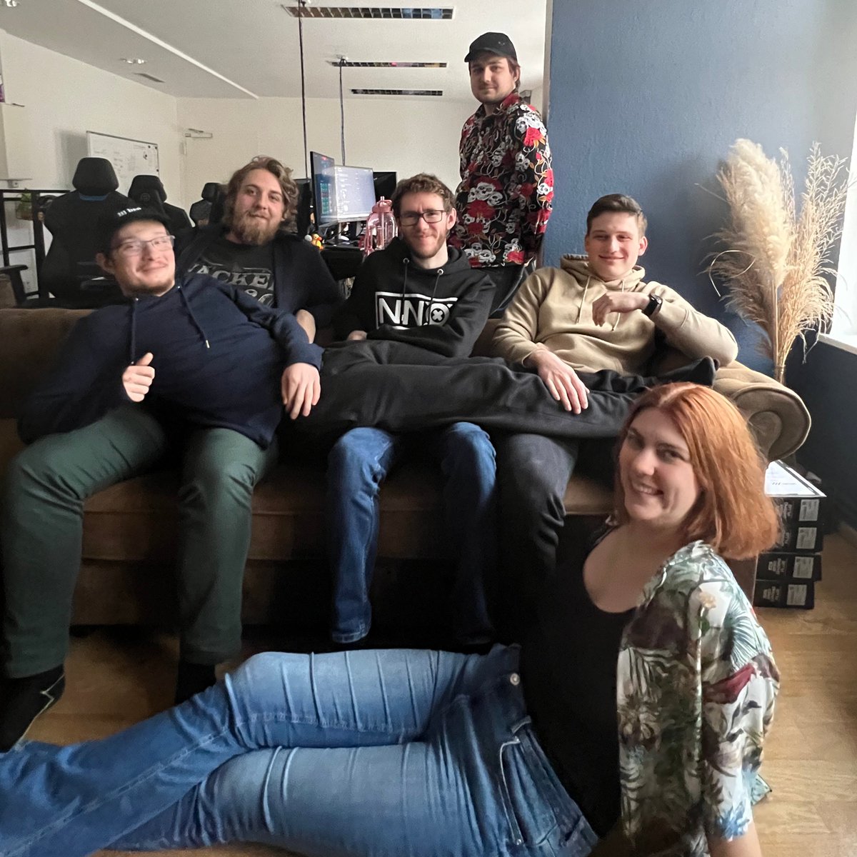 Team_eNTe's tweet photo. Auch, wenn er gerne Mal seine shots whiffed, so ist er doch der Beste IGL EUW und die tragende Säule unseres Valorant Teams. 

Alles Gute zum Geburtstag @Stepge2 !

Tatsächlich tragen wir Steffen irl auch immer auf Händen, da er so ein geiler Mensch ist. https://t.co/0e8S0QEnkJ