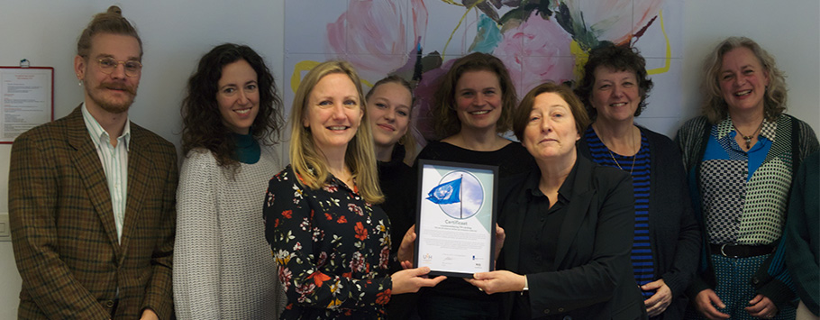 Gisteren ondertekende rector Joke van Saane de Intentieverklaring VN-verdrag Handicap. Projectleider @Elkevd van <a href="/ECIO_NL/">ECIO | Expertisecentrum inclusief onderwijs</a> nam de handtekening in ontvangst. Een kleine krabbel, maar voor een groot goed! ✍️ → t.ly/YJ-YI @AlicePSchippers