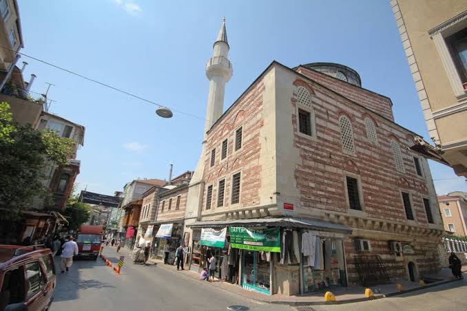 Mahmud Efendi'nin imamlığını yaptığı İsmailağa Cami'nin 1938'de tinercilerin tuvaletlerini dahi yaptığı bir çöplüğe dönüştüğünü biliyor muydunuz? İşte o nüshalar!

#İsmailağa #gerçektarih