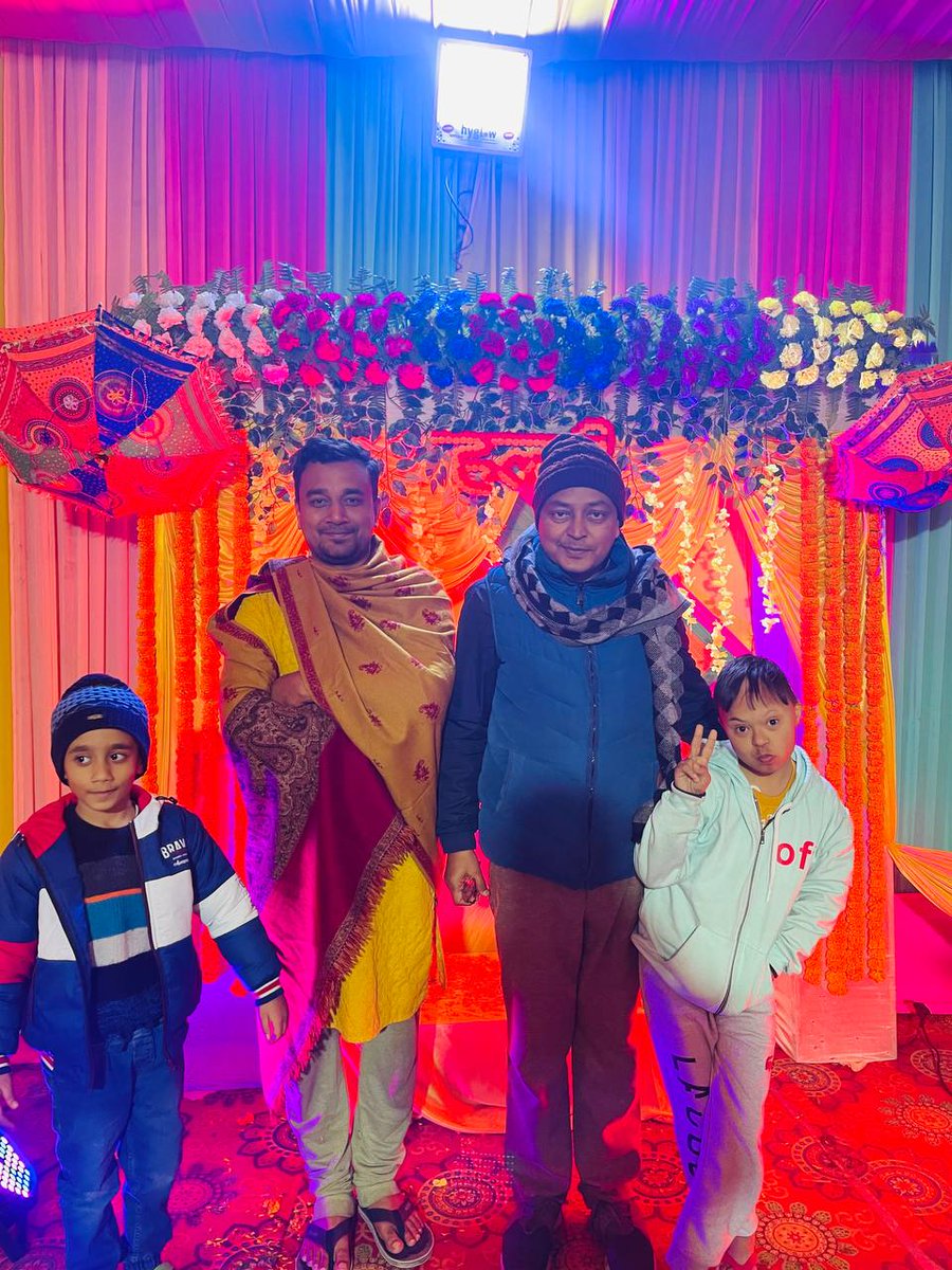 amrendratiwarip's tweet photo. #परिवार::: हमारे परिवार का दुलारा भगीना अवनीश पाण्डेय सन्नी बाबू के पाणिग्रहण संस्कार में शामिल होने के लिए रक्सौल ( मोतिहारी) पहूंचे। अगले चार दिनों तक रक्सौल में शादी समारोह है।
#amrendratiwarinewsman #amrendratiwari #newsman #raxul 
#motihari https://t.co/z9YVL3rL0b