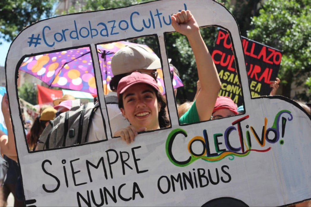 #24E #ParoGeneral 
Córdoba se levanta!  Sindicatos, organizaciones sociales, de DD.HH, feministas, asambleas culturales, ambientales, medios comunitarios, todxs en las calles para decir no al avance fascista sobre la vida.

>>instagram.com/p/C2huaTNucDv/…

📸 <a href="/MafitaEspejo/">Mafita Espejo</a> Guada Scotta