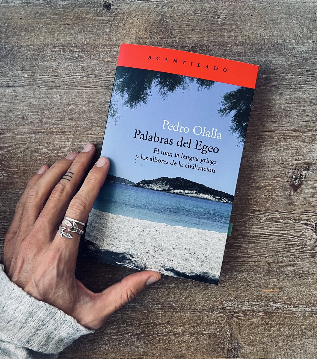 Este libro es una maravilla.

“Las palabras sostienen nuestro mundo. Son ellas las que ordenan el caos, las que conforman la memoria. Ellas crean el miedo, ellas lo abaten. Ellas penetran en las almas y encienden allí hogueras. Por eso, hablar debe ser, siempre, aportar luz”.