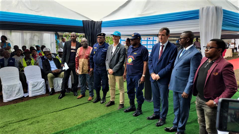 UEenRDC's tweet photo. @NBerlangaEU, Ambassadeur @UEenRDC a procédé auj. à l'inauguration d'une extension d'eau à #Goma où il a souligné l'apport de l'eau coe "facteur de paix". Financé par @eu_echo via @UNICEF, ce projet fournira de l'eau à 150.000 personnes déplacées et hôtes
https://t.co/2DOlIwFHEL https://t.co/RUVTpt9ZSb